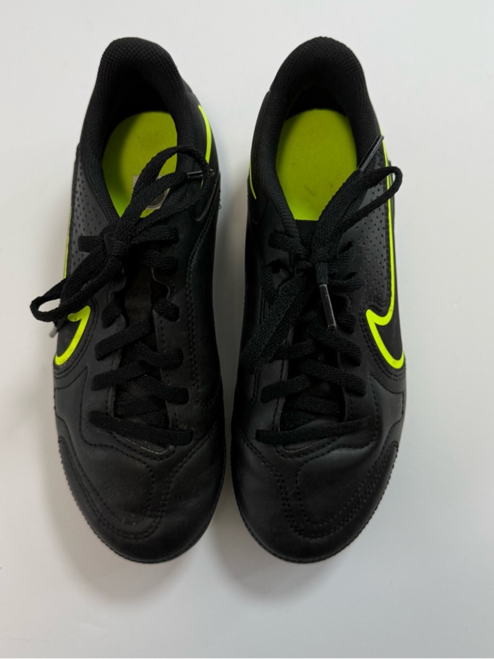Nike kid's Black & Volt tiempo Athletic cleats size 2.5 EUC